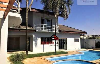 Imagem: A casa em condomínio possui 4 Dormitórios, 4 Banheiros, 4