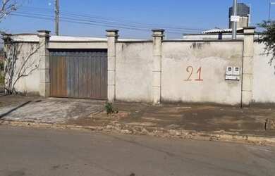 Imagem: A casa possui 3 Dormitórios, 3 Banheiros, 4 Vagas na garagem