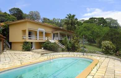 Imagem: A casa possui 5 Dormitórios, 1 Banheiro e 1000m² de Área