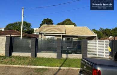Imagem: A casa possui 4 Dormitórios, 3 Banheiros, 5 Vagas na garagem