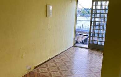 Imagem: A casa possui 2 Dormitórios, 1 Banheiro e 1 Vaga na garagem