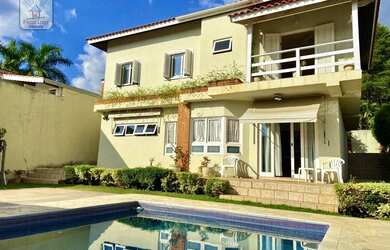 Imagem: A casa possui 3 Dormitórios, 5 Banheiros, 2 Vagas na garagem