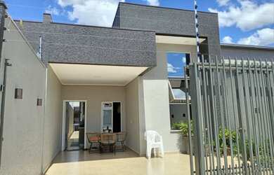 Imagem: A casa possui 3 Dormitórios, 2 Banheiros, 2 Vagas na garagem