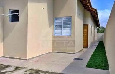 Imagem: A casa possui 3 Dormitórios, 2 Banheiros, 2 Vagas na garagem