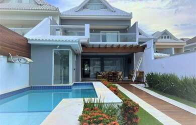 Imagem: A casa em condomínio possui 5 Dormitórios, 5 Banheiros e 300m²