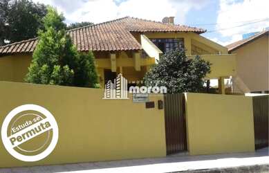 Imagem: A casa possui 4 Dormitórios, 4 Banheiros, 4 Vagas na garagem