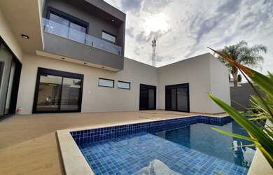 Imagem: A casa em condomínio possui 4 Dormitórios, 5 Banheiros, 3