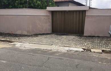 Imagem: A casa possui 5 Dormitórios, 3 Banheiros, 5 Vagas na garagem
