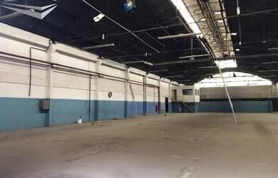 Imagem: O depósito possui 5 Vagas na garagem e 1400m² de Área e está