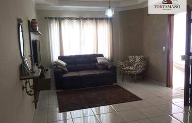 Imagem: A casa possui 3 Dormitórios, 1 Banheiro, 2 Vagas na garagem