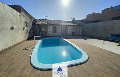 Imagem: A casa possui 3 Dormitórios, 2 Banheiros, 3 Vagas na garagem