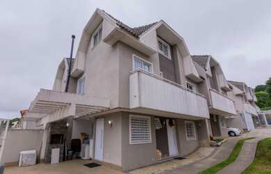 Imagem: A casa possui 3 Dormitórios, 2 Banheiros, 2 Vagas na garagem