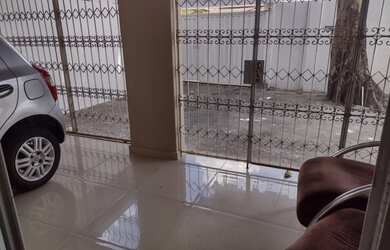 Imagem: A casa possui 3 Dormitórios, 2 Banheiros, 4 Vagas na garagem