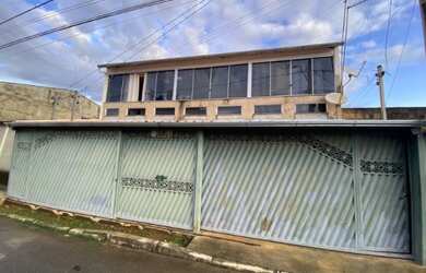 Imagem: A casa possui 5 Dormitórios, 5 Banheiros, 3 Vagas na garagem