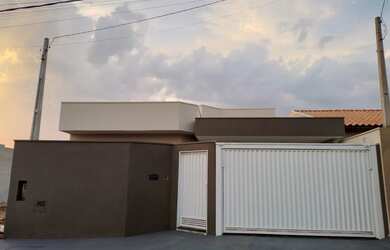 Imagem: A casa possui 3 Dormitórios, 2 Banheiros, 2 Vagas na garagem