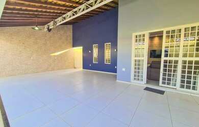 Imagem: A casa possui 3 Dormitórios, 1 Banheiro, 3 Vagas na garagem