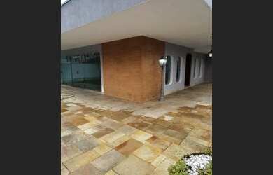 Imagem: A casa possui 4 Dormitórios, 5 Banheiros, 5 Vagas na garagem