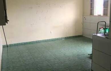 Imagem: A casa possui 2 Dormitórios, 1 Banheiro, 1 Vaga na garagem