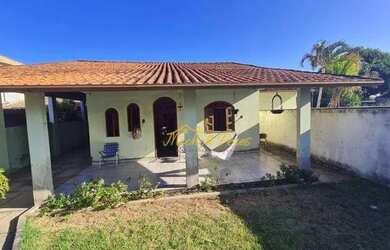 Imagem: A casa possui 3 Dormitórios, 2 Banheiros, 4 Vagas na garagem