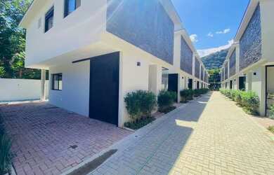 Imagem: A casa em condomínio possui 3 Dormitórios, 3 Banheiros, 4