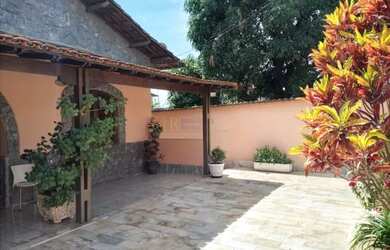 Imagem: A casa possui 3 Dormitórios, 2 Banheiros, 3 Vagas na garagem