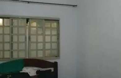 Imagem: A casa possui 4 Dormitórios, 2 Banheiros, 1 Vaga na garagem