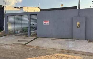 Imagem: A casa possui 2 Dormitórios, 2 Banheiros, 2 Vagas na garagem