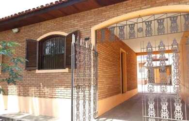 Imagem: A casa possui 3 Dormitórios, 1 Banheiro, 4 Vagas na garagem