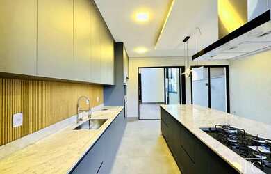 Imagem 16: Com uma fachada de tirar o fôlego, essa linda casa no Village Damha Rio...