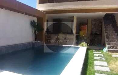 Imagem: A casa possui 4 Dormitórios, 3 Banheiros, 2 Vagas na garagem