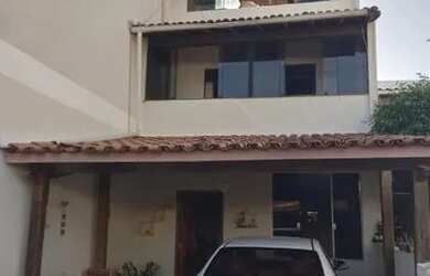 Imagem: A casa possui 3 Dormitórios, 3 Banheiros, 2 Vagas na garagem