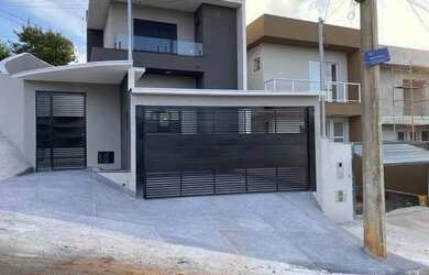 Imagem: A casa possui 3 Dormitórios, 2 Banheiros, 2 Vagas na garagem