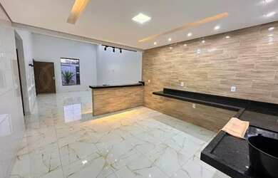 Imagem: A casa possui 3 Dormitórios, 2 Banheiros, 2 Vagas na garagem