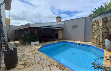 Imagem: A casa possui 4 Dormitórios, 4 Banheiros, 2 Vagas na garagem