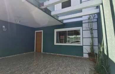 Imagem: A casa possui 3 Dormitórios, 2 Banheiros, 2 Vagas na garagem