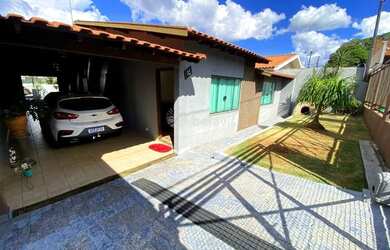 Imagem: A casa possui 3 Dormitórios, 3 Banheiros, 2 Vagas na garagem