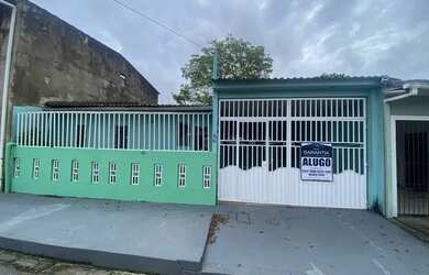 Imagem: A casa possui 3 Dormitórios, 2 Banheiros e está localizado