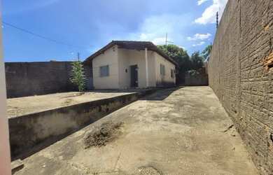 Imagem: A casa possui 3 Dormitórios, 1 Banheiro, 3 Vagas na garagem