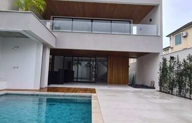 Imagem: A casa em condomínio possui 5 Dormitórios, 5 Banheiros, 3