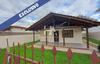 Imagem: A casa possui 4 Dormitórios, 1 Banheiro, 1 Vaga na garagem