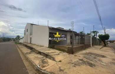 Imagem: A casa possui 3 Dormitórios, 1 Banheiro, 2 Vagas na garagem