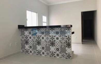 Imagem: A casa possui 2 Dormitórios, 2 Banheiros, 2 Vagas na garagem