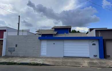 Imagem: A casa possui 3 Dormitórios, 2 Banheiros, 1 Vaga na garagem