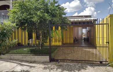 Imagem: A casa possui 4 Dormitórios, 2 Banheiros, 4 Vagas na garagem