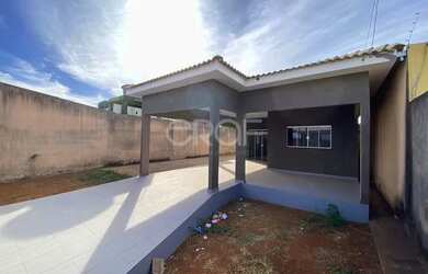 Imagem: A casa possui 3 Dormitórios, 1 Banheiro, 3 Vagas na garagem