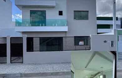 Imagem: A casa possui 3 Dormitórios, 2 Banheiros, 2 Vagas na garagem