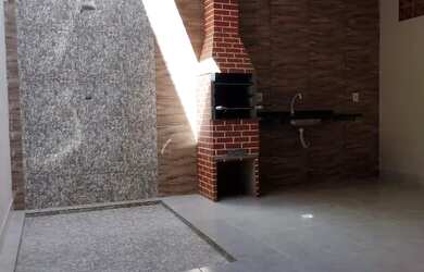 Imagem: A casa possui 3 Dormitórios, 2 Banheiros, 1 Vaga na garagem