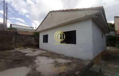 Imagem: A casa possui 2 Dormitórios, 1 Banheiro, 2 Vagas na garagem