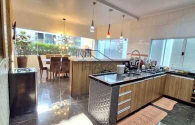 Imagem: A casa possui 3 Dormitórios, 4 Banheiros, 2 Vagas na garagem