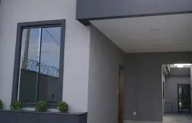 Imagem: A casa possui 3 Dormitórios, 2 Banheiros, 2 Vagas na garagem